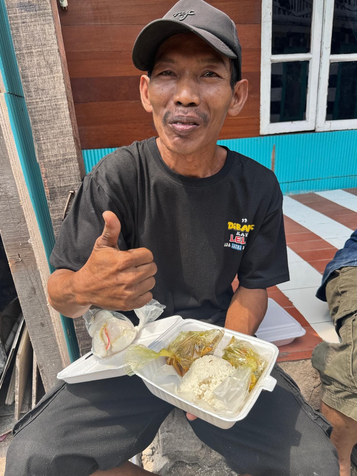Noodhulp distributie in Jakarta kampung